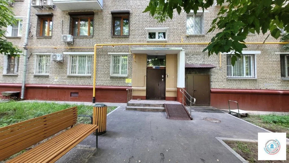 Продается 2-комнатная квартира, площадью 42.10 кв.м. Москва, улица Мосфильмовская, дом 39к1