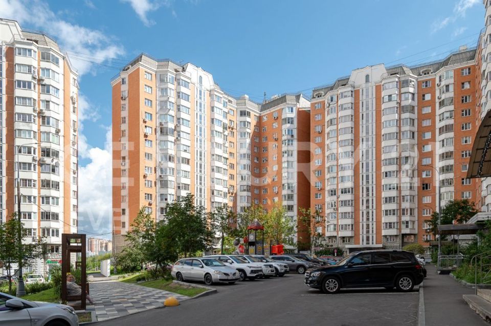 Продается 1-комнатная квартира, площадью 37.80 кв.м. Москва, Боровское шоссе, дом 18к3